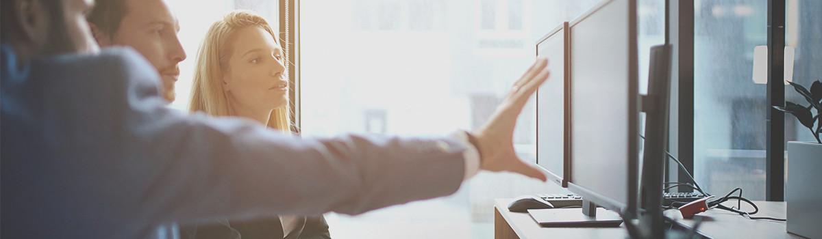 Header-Grafik Controller: drei Personen vor Monitoren