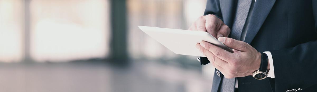 Header-Grafik Management: Person mit einem Tablet