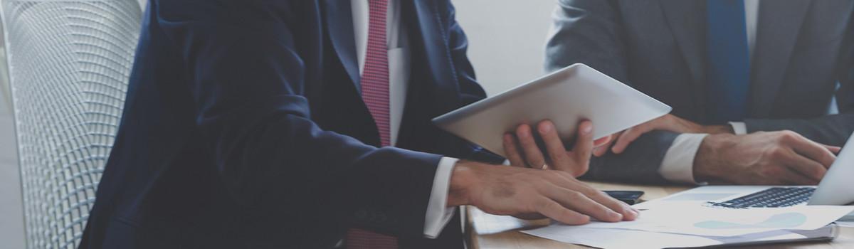 Header-Grafik Geschäftsführung: zwei Personen an einem Tisch